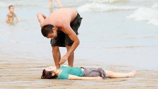 胡兵即将对空姐甘婷婷人工呼吸.jpg