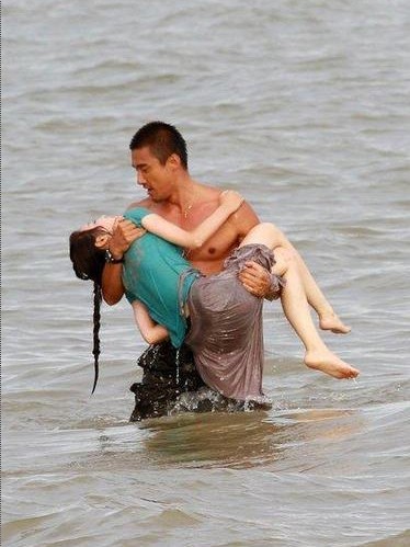 胡兵空姐甘婷婷湿身大海.jpg