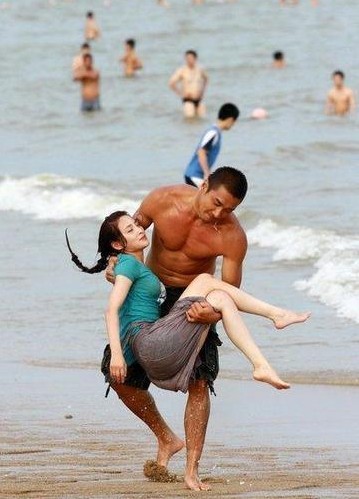 胡兵湿身救美人甘婷婷.jpg