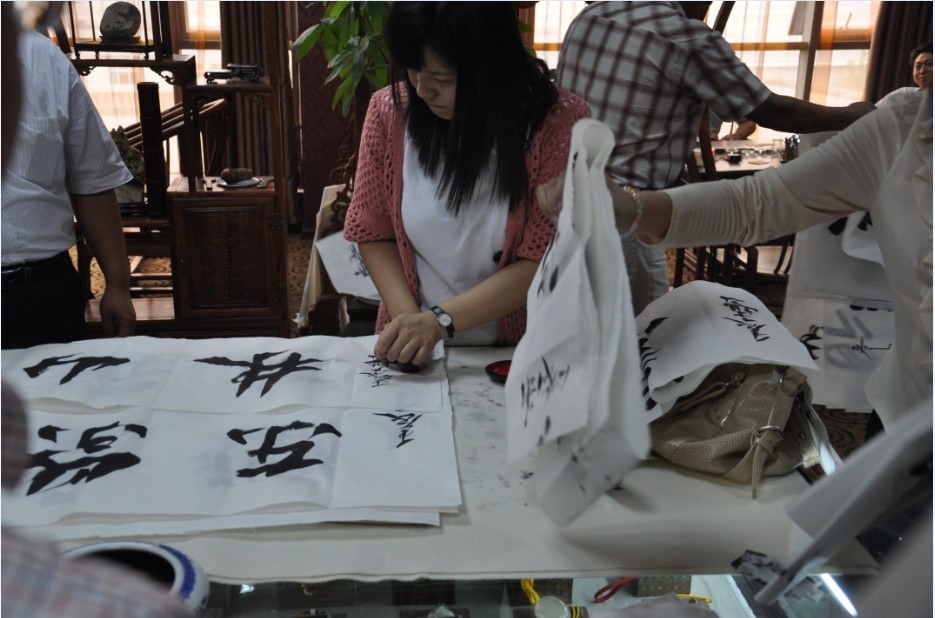 齐鲁首位书法界女硕士现场赠画-5