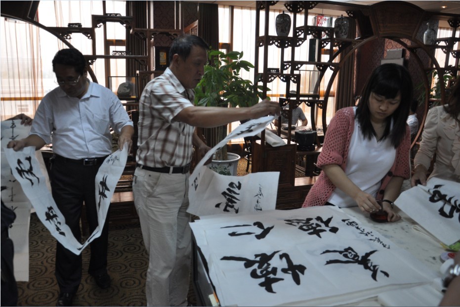 齐鲁首位书法界女硕士现场赠画-5
