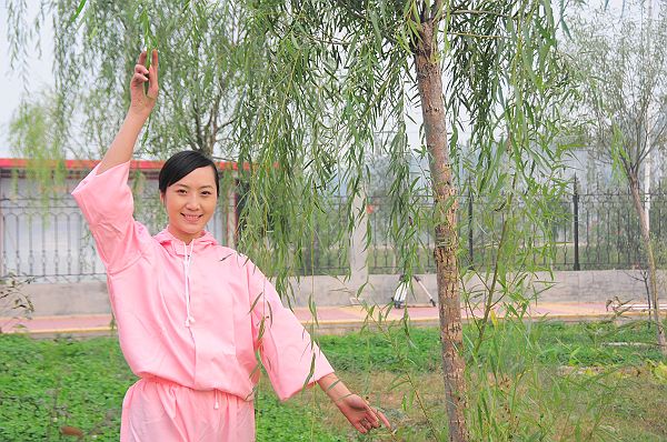 2012年10月4日，青年影视演员刘曼仪在电影《幸福的小杨屯》拍摄现场。 (6).JPG