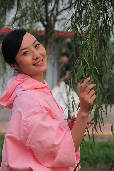 2012年10月4日，青年影视演员刘曼仪在电影《幸福的小杨屯》拍摄现场。 (7).JPG