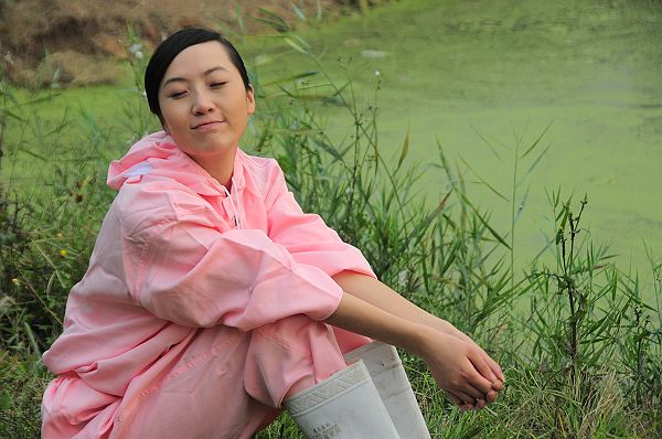 2012年10月4日，青年影视演员刘曼仪在电影《幸福的小杨屯》拍摄现场。 (11).JPG