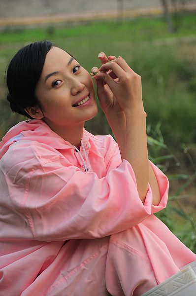 2012年10月4日，青年影视演员刘曼仪在电影《幸福的小杨屯》拍摄现场。 (14).JPG