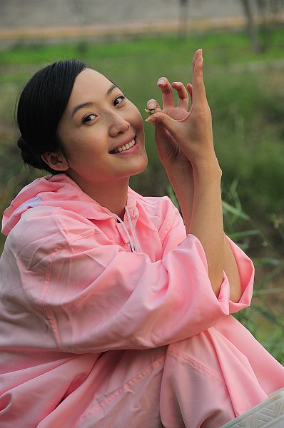 2012年10月4日，青年影视演员刘曼仪在电影《幸福的小杨屯》拍摄现场。 (15).JPG