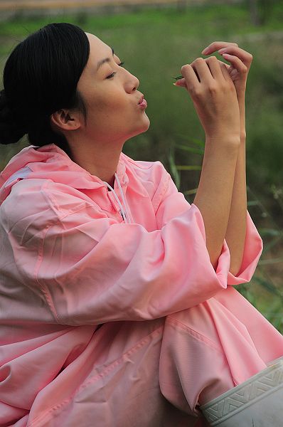 2012年10月4日，青年影视演员刘曼仪在电影《幸福的小杨屯》拍摄现场。 (16).JPG