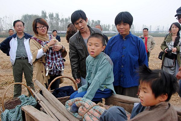 2012年10月5日，执行导演卢浩天在电影《幸福的小杨屯》中与群众小演员说戏。.JPG