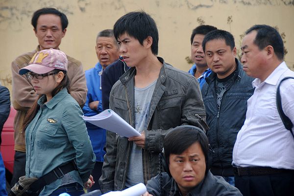 2012年10月6日，电影《幸福的小杨屯》执行导演卢浩天（中）在拍摄现场工作。.JPG