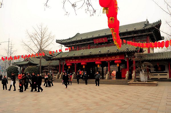 山东济南：2013大明湖春节文化庙会异彩纷呈。.jpg