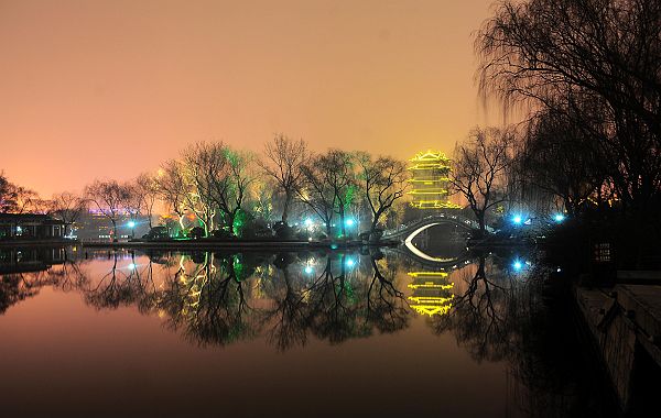 山东济南：2013大明湖春节夜景迷人
