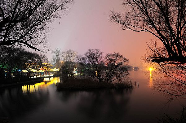 山东济南：2013大明湖春节夜景迷人