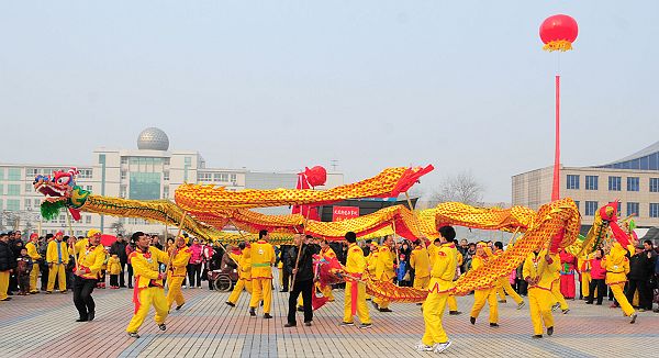 山东聊城：民俗表演盛会喜迎元宵节 (1).jpg