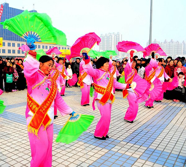 山东聊城：民俗表演盛会喜迎元宵节 (2).jpg