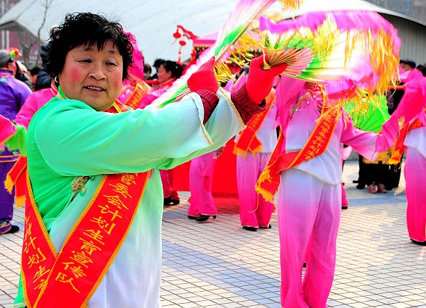 山东聊城：民俗表演盛会喜迎元宵节