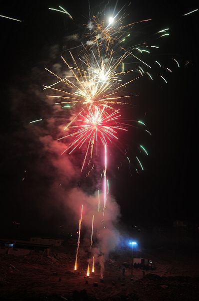 山东省茌平县振兴办事处前曹村2013年元宵节焰火晚会 (15).JPG