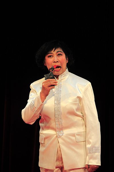 山东聊城：向阳京剧社真情献艺慰问劳模张国忠 (5).jpg