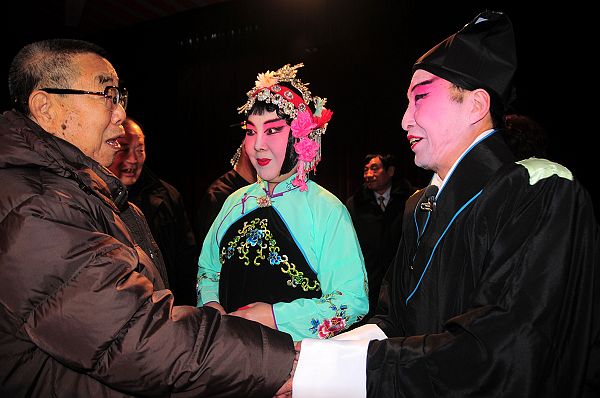 山东聊城：向阳京剧社真情献艺慰问劳模张国忠 (6).jpg