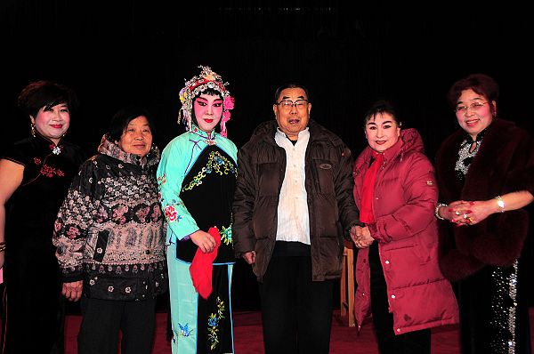 山东聊城：向阳京剧社真情献艺慰问劳模张国忠 (8).jpg