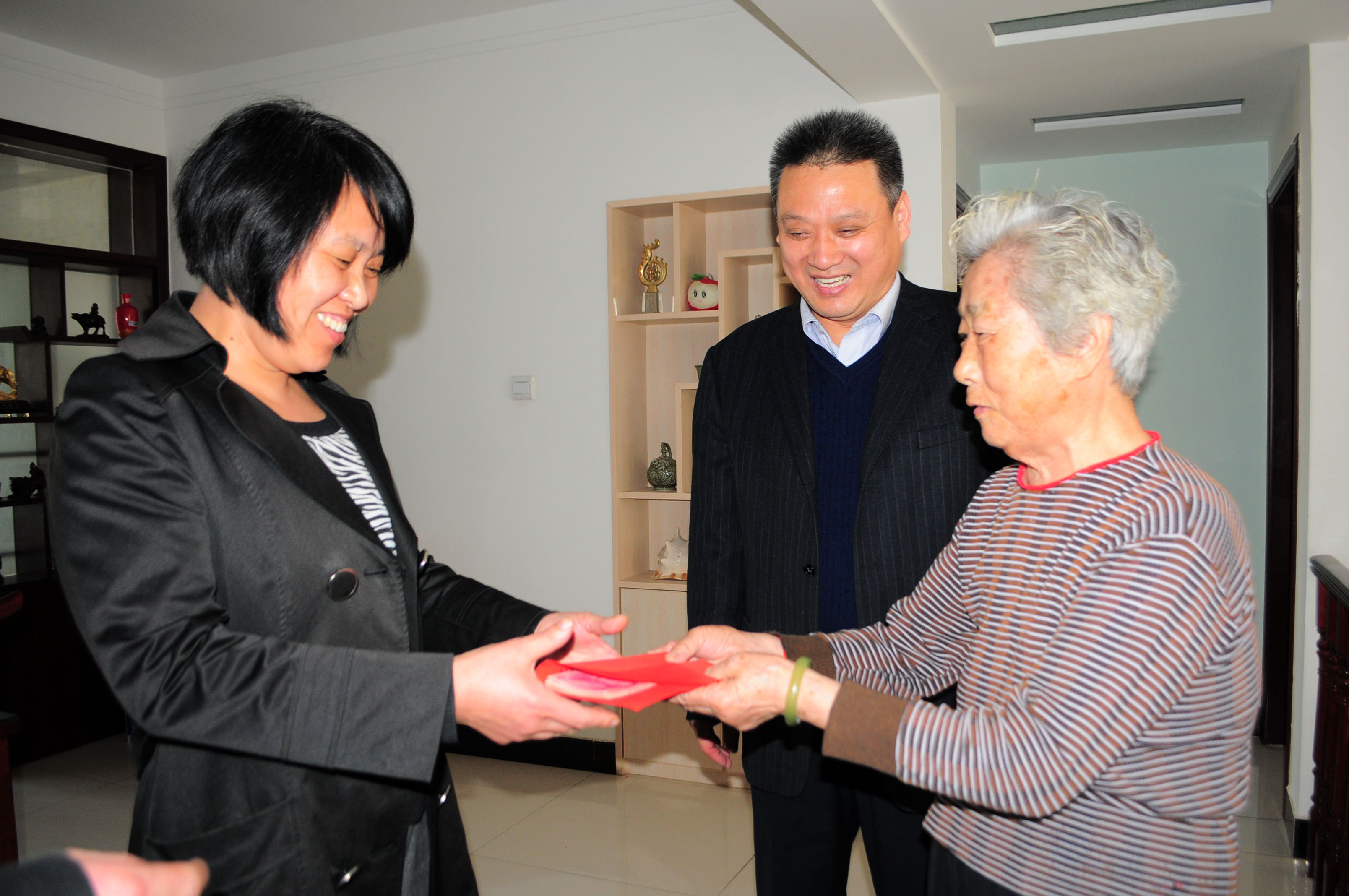 2013年3月8日，山东省茌平县，今年70岁的女党员孙素青（右一）将2000元特殊党费交给党组织。