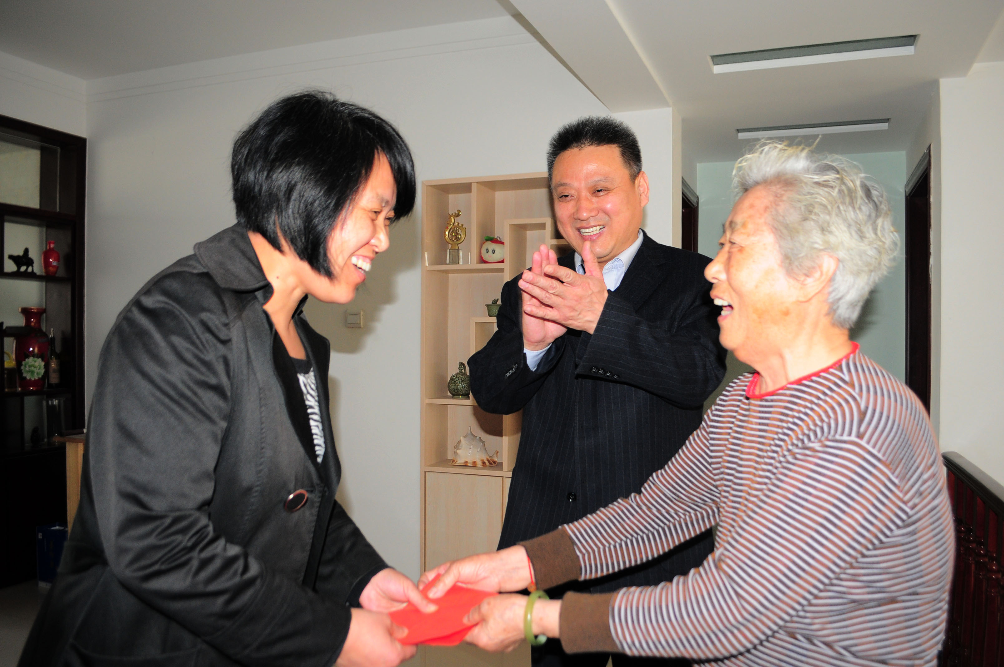 2013年3月8日，山东省茌平县，今年70岁的女党员孙素青（右一）将2000元特殊党费交给党组织。