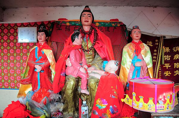 2013年3月16日，山东省茌平县韩屯镇罗屯村西北的鲁义姑祠堂内的鲁义姑泥塑及画像。.jpg