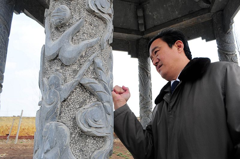 2013年3月20日，作家乌以强到山东茌平醉一斗酒业采风。.jpg