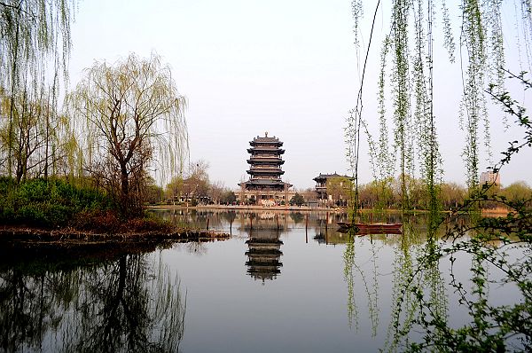 2013年3月23日，山东济南大明湖春意盎然 。 (3).jpg