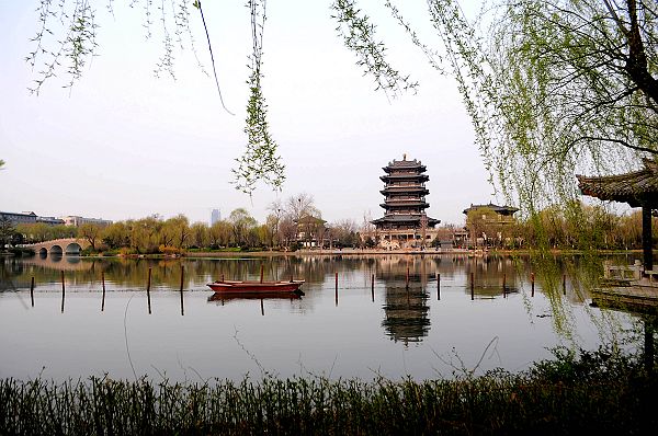 2013年3月23日，山东济南大明湖春意盎然 。 (4).jpg