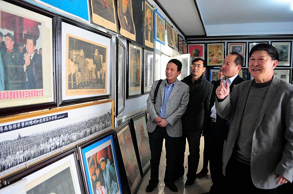 2013年3月23日，济南市仲宫九重天风景区董事长李经荣（右一）在展室.jpg