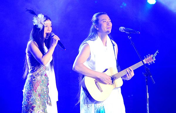 2013年3月30日山东省阳谷县举办的《泰格之春》文艺晚会上，安与骑兵演唱歌曲《随心摇摆.jpg