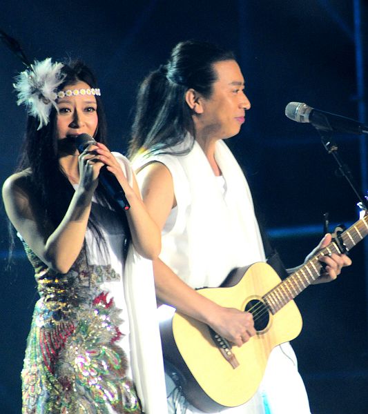 2013年3月30日山东省阳谷县举办的《泰格之春》文艺晚会上，安与骑兵演唱歌曲《随心摇摆.jpg