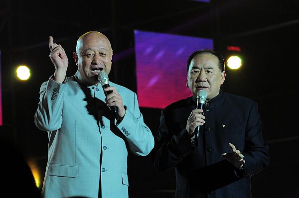 2013年3月30日山东省阳谷县举办的《泰格之春》文艺晚会上，陈寒柏、刘寄表演相声《乐在.jpg