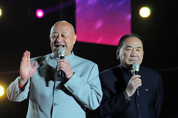 2013年3月30日山东省阳谷县举办的《泰格之春》文艺晚会上，陈寒柏、刘寄表演相声《乐在.jpg