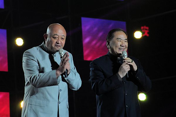 2013年3月30日山东省阳谷县举办的《泰格之春》文艺晚会上，陈寒柏、刘寄表演相声《乐在.jpg