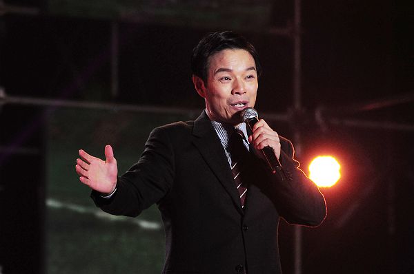 2013年3月30日山东省阳谷县举办的《泰格之春》文艺晚会上，贾文龙演唱豫剧《村官李天成.jpg