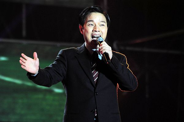 2013年3月30日山东省阳谷县举办的《泰格之春》文艺晚会上，贾文龙演唱豫剧《村官李天成.jpg