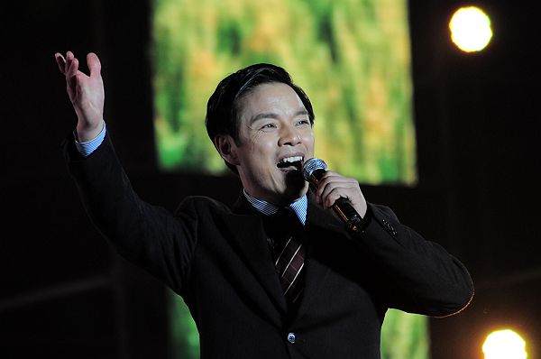 2013年3月30日山东省阳谷县举办的《泰格之春》文艺晚会上，贾文龙演唱豫剧《村官李天成.jpg