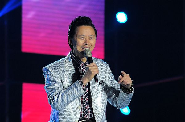2013年3月30日山东省阳谷县举办的《泰格之春》文艺晚会上，金松表演口技《器乐 战争 伟.jpg