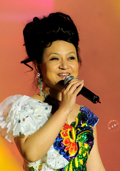 2013年3月30日山东省阳谷县举办的《泰格之春》文艺晚会上，冉艳演唱歌曲《阳光路上》、.jpg