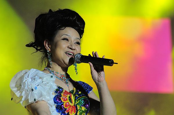2013年3月30日山东省阳谷县举办的《泰格之春》文艺晚会上，冉艳演唱歌曲《阳光路上》、.jpg