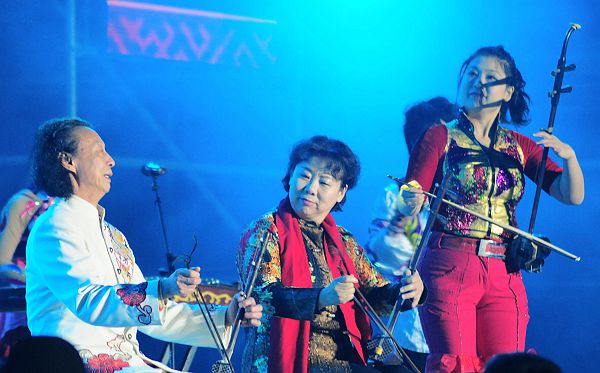 2013年3月30日山东省阳谷县举办的《泰格之春》文艺晚会上，山东歌舞剧院民族乐团表演《.jpg