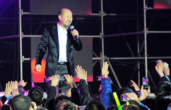 2013年3月30日山东省阳谷县举办的《泰格之春》文艺晚会上，腾格尔演唱歌曲《天堂》、《.jpg