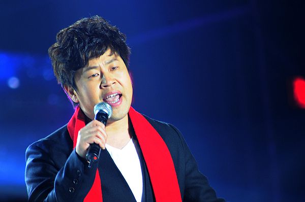 2013年3月30日山东省阳谷县举办的《泰格之春》文艺晚会上，闫寒演唱歌曲《春天里》、《.jpg