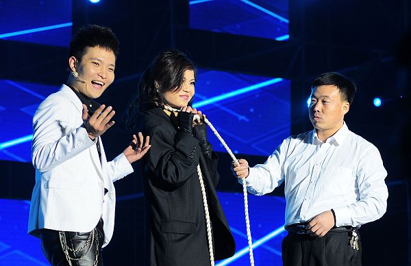 2013年3月30日山东省阳谷县举办的《泰格之春》文艺晚会上，云峰表演魔术《移形换影》。 (1).JPG