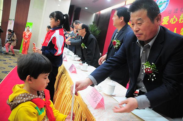山东第二届企业社会责任与爱心榜样公益活动暨《第四届2012影响山东风云人物》大型图书.jpg
