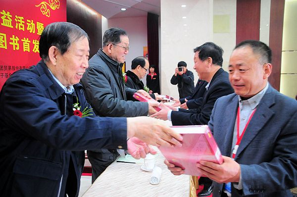 山东第二届企业社会责任与爱心榜样公益活动暨《第四届2012影响山东风云人物》大型图书.jpg
