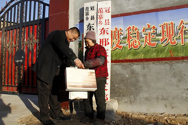 2014年1月21日，林志国（左一）在山东省冠县范寨乡雷庄、东邢庄、西邢庄、林庄、中塘村.jpg