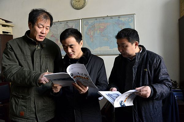 2014年2月13日，山东省茌平县钢笔画家李保强（左一）与文朋画友共享作品集出版的快乐。