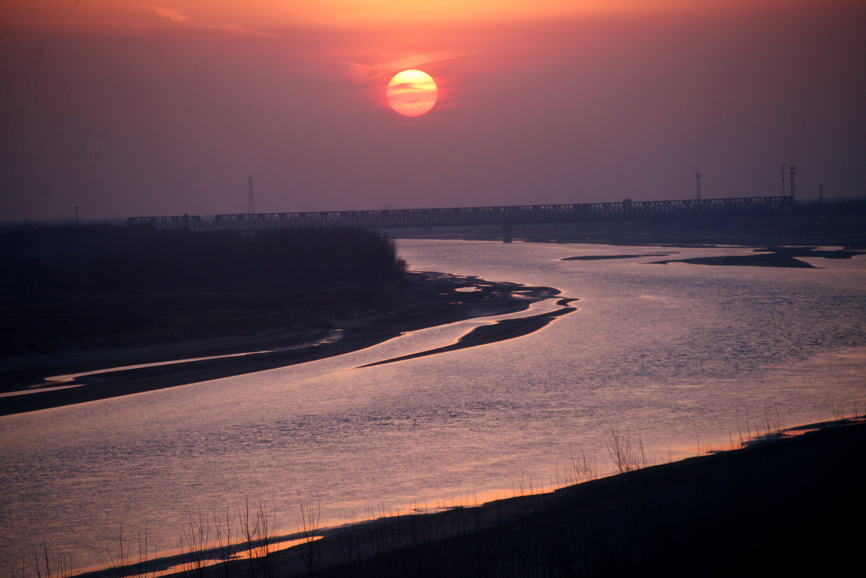 2014年1月25日，在济南建邦黄河大桥上看到黄河与夕阳交辉，心情异常留恋，感叹大自然赋予人类的美景。